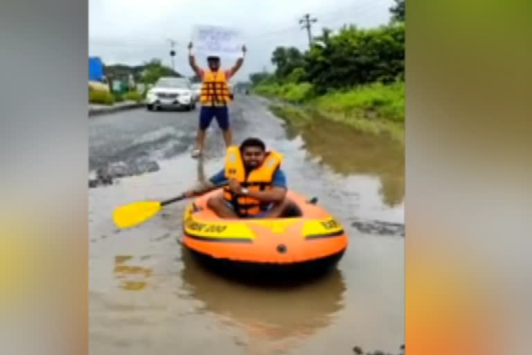 Bhiwandi-Wada Pits on road; Youth is doing agitation with speed boating