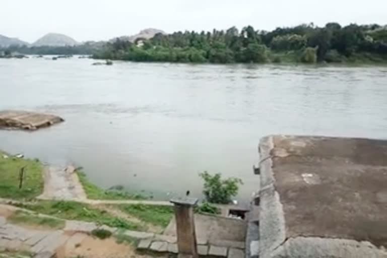 hampi-monuments-are-flooded-from-over-flow-of-tunga-bahdra-river