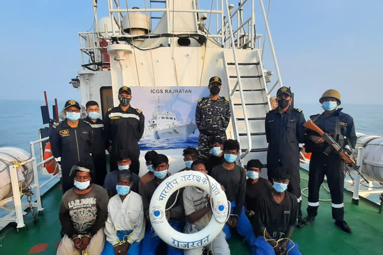 Indian Coast Guard apprehends Pak boat