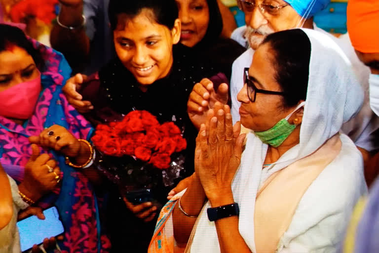 mamta banerjee visits gurdwara in bhawanipur