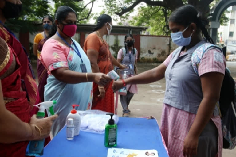 Tamil Nadu school students positive  Tamil Nadu School  34 students have tested Covid positive  Tamil Nadu  തമിഴ്‌നാട്ടിൽ സ്‌കൂളുകൾ തുറന്നു  തമിഴ്‌നാട്ടിൽ സ്‌കൂളുകൾ  സ്‌കൂളുകൾ തുറന്നു  34 വിദ്യാർഥികൾക്ക് കൊവിഡ്  തമിഴ്‌നാട്ടിലെ സ്‌കൂളുകൾ