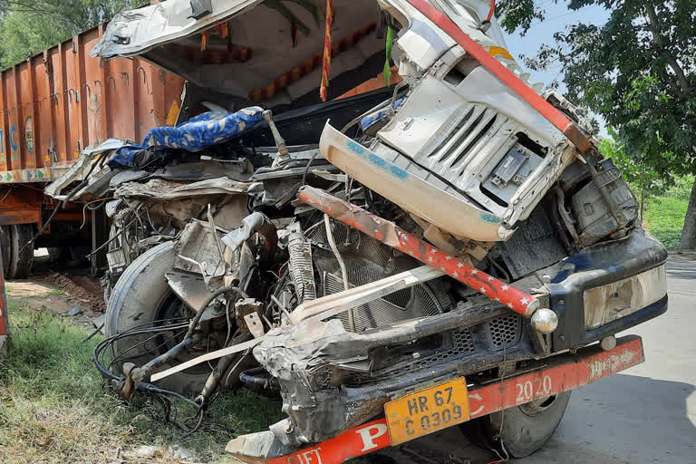 Aurangabad two trucks collide