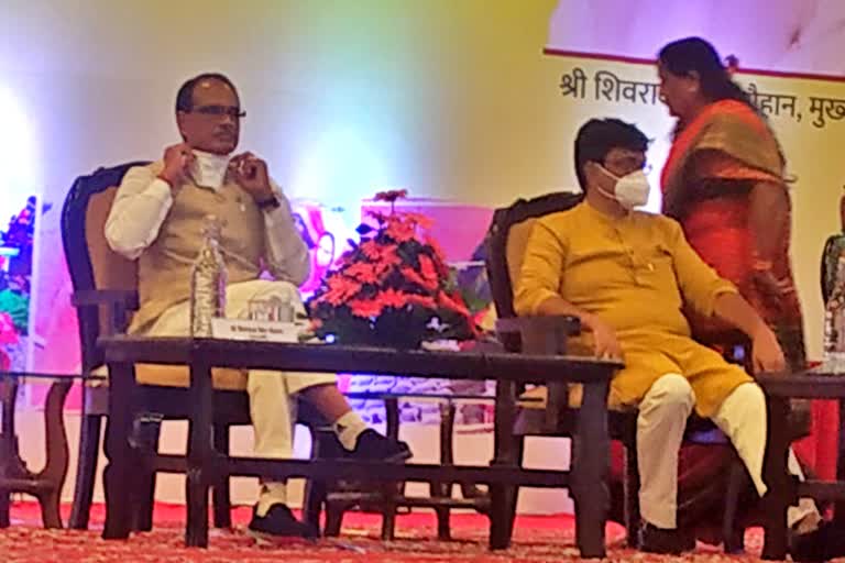 CM Chouhan talks to women of self help group