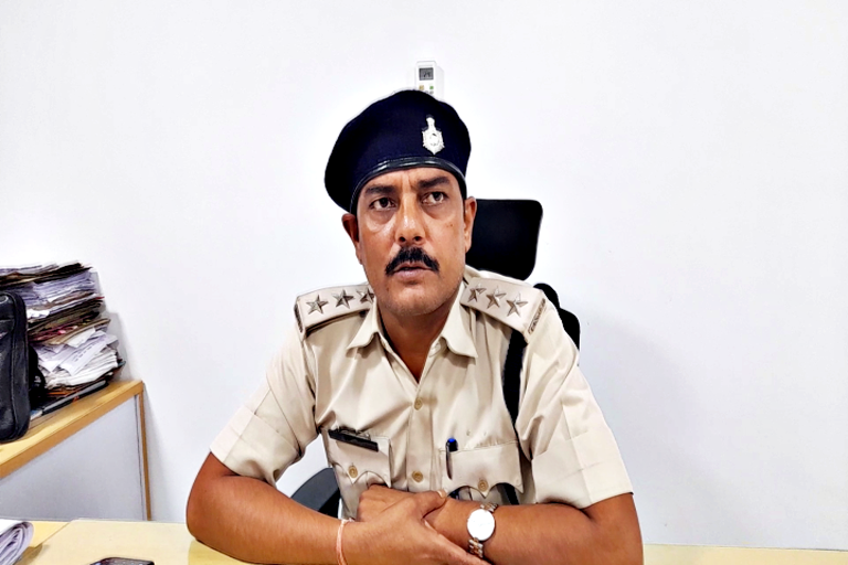 sand mafia threatens to kill motor vehicle inspector santosh kumar in Saran