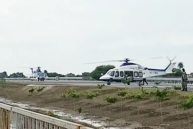 बेखौफ होकर निर्माणाधीन हाईवे पर उतरे केन्द्रीय मंत्री नितिन गडकरी के हेलीकॉप्टर