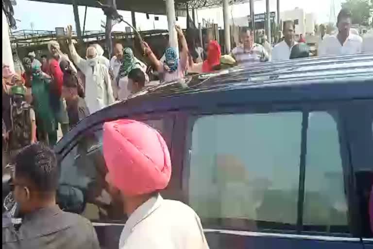 Farmers protest against Sukhbir Singh Badal