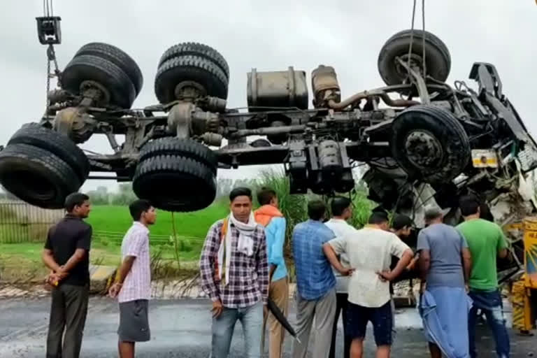 अलीगढ़ में भारी बारिश के चलते हाइवे पर ट्रक पलट कर खाई में गिरा
