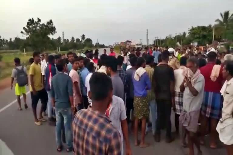 Protest with dead body on highway at Hospet