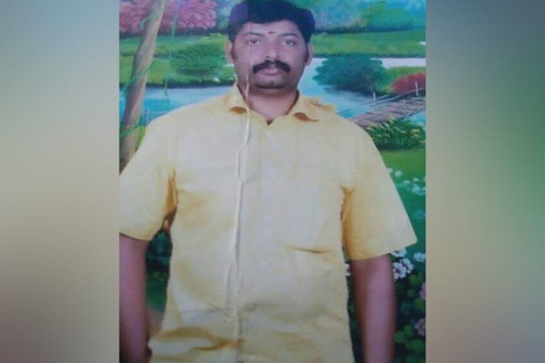 kseb employee dies after post overturned  kseb employee dies in puliyanmala  kseb employee dies  puliyanmala  puliyanmala kseb employee death  സ്റ്റേ കമ്പി കെട്ടുന്നതിനിടെ പോസ്റ്റ് മറിഞ്ഞ് കെഎസ്ഇബി ജീവനക്കാരന് ദാരുണാന്ത്യം  സ്റ്റേ കമ്പി കെട്ടുന്നതിനിടെ പോസ്റ്റ് മറിഞ്ഞ് കെഎസ്ഇബി ജീവനക്കാരൻ മരിച്ചു  പോസ്റ്റ് മറിഞ്ഞ് കെഎസ്ഇബി ജീവനക്കാരന് ദാരുണാന്ത്യം  പോസ്റ്റ് മറിഞ്ഞ് കെഎസ്ഇബി ജീവനക്കാരൻ മരിച്ചു  കെഎസ്ഇബി  കെഎസ്ഇബി ജീവനക്കാരന് ദാരുണാന്ത്യം  കെഎസ്ഇബി ജീവനക്കാരൻ മരിച്ചു  സ്റ്റേ കമ്പി