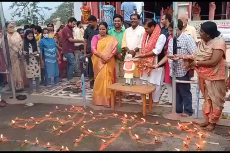 दरभंगा : श्यामा मंदिर में दीप जलाकर मंत्री जनक राम ने PM मोदी का मनाया जन्मदिन