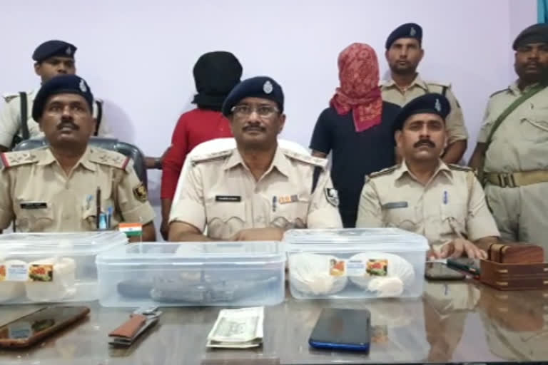 बरामद लूट की सामग्र के साथ पुलिस अधिकारी