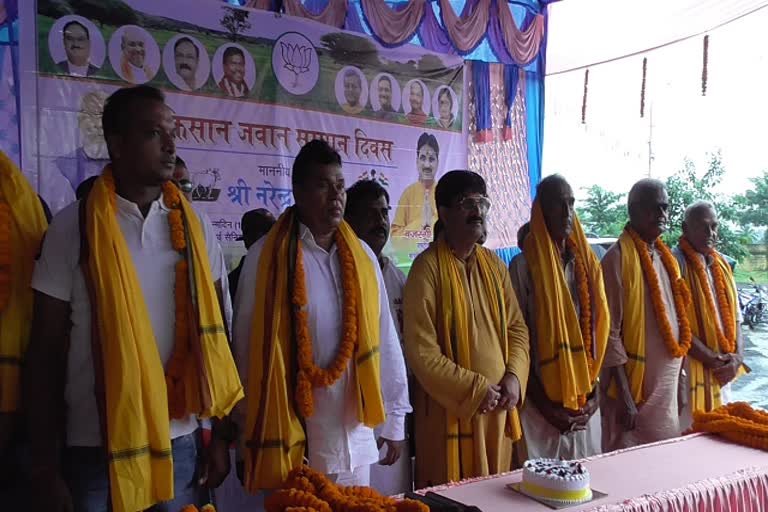 ex-army-and-farmers-honored-on-pms-birthday-in-sahibganj