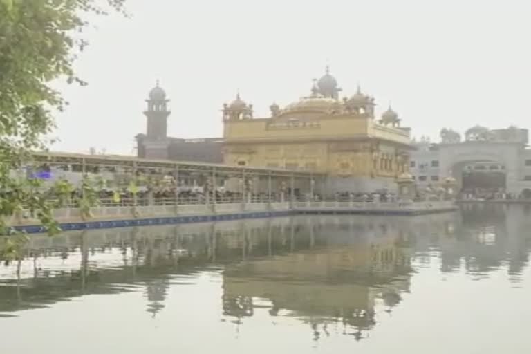 ਸ੍ਰੀ ਗੁਰੂ ਰਾਮਦਾਸ ਜੀ ਦੇ ਗੁਰਤਾ ਗੱਦੀ ਦਿਵਸ ਮੌਕੇ ਸੰਗਤਾਂ ਸੱਚਖੰਡ ਸ੍ਰੀ ਹਰਿਮੰਦਰ ਸਾਹਿਬ ਵਿਖੇ ਹੋਈਆਂ ਨਤਮਸਤਕ