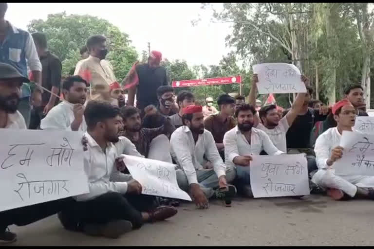 In Meerut, the Samajwadi Party celebrated the Prime Minister's birthday as Unemployment Day