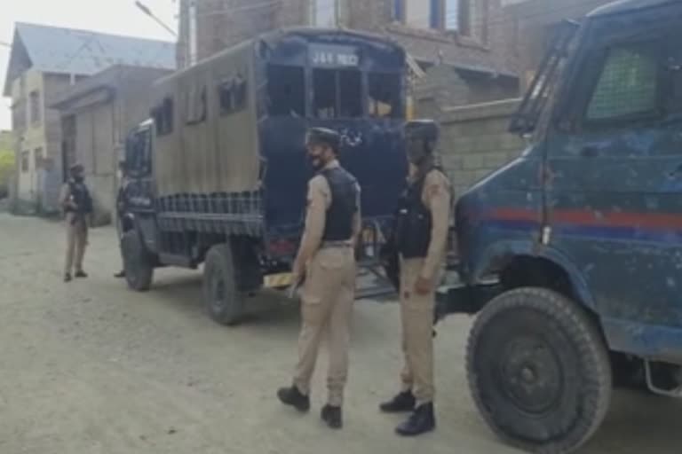 श्रीनगर में आतंकियों और सुरक्षाबलों के बीच मुठभेड़