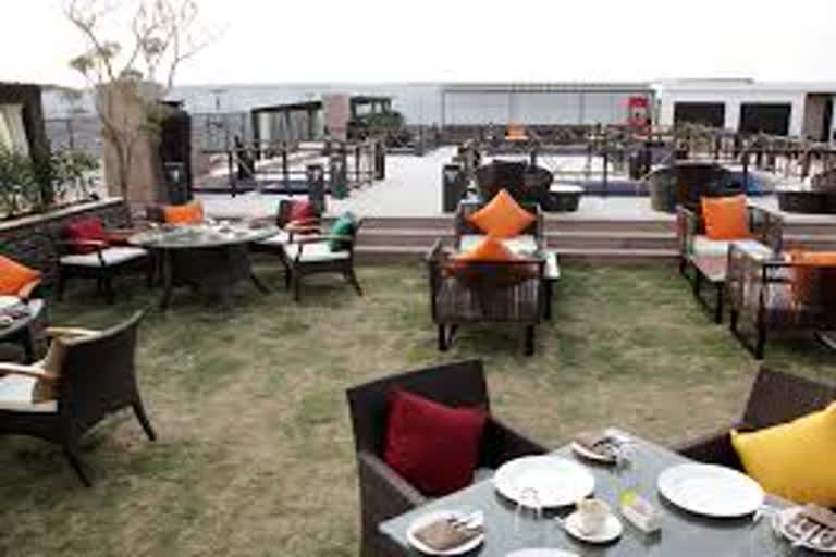 edmc-area-restaurants-get-approval-to-serve-food-in-open-terrace-in-delhi