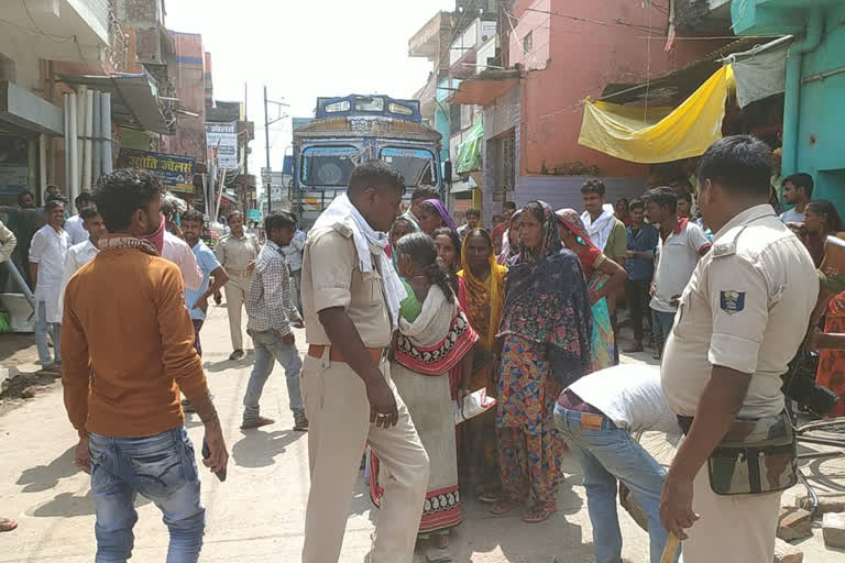 Farmers blocked road due to non-availability of fertilizers in Aurangabad