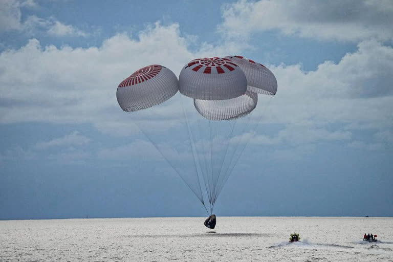 Florida coast  Atlantic  Space x  Trailblazing tourist trip  സ്പേസ് എക്‌സ് ദൗത്യം വിജയം  സ്പേസ് എക്‌സ്  ഇലോൺ മസ്‌ക്  ജാരെഡ് ഐസക്‌മാൻ  റോക്കറ്റ്  ഡ്രാഗൺ ക്യാപ്‌സൂൾ