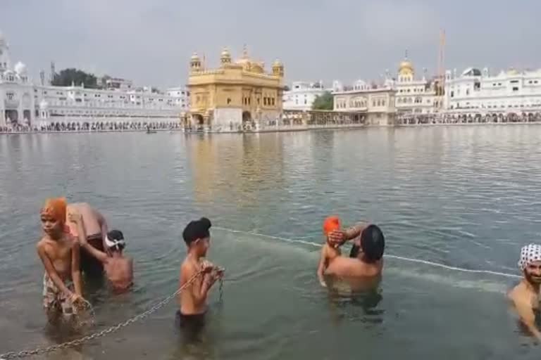 ਸ੍ਰੀ ਗੁਰੂ ਅੰਗਦ ਜੀ ਦੇ ਗੁਰਤਾ ਗੱਦੀ ਦਿਵਸ ਮੌਕੇ ਸੰਗਤਾਂ ਸੱਚਖੰਡ ਸ੍ਰੀ ਹਰਿਮੰਦਰ ਸਾਹਿਬ ਵਿਖੇ ਹੋਈਆਂ ਨਤਮਸਤਕ