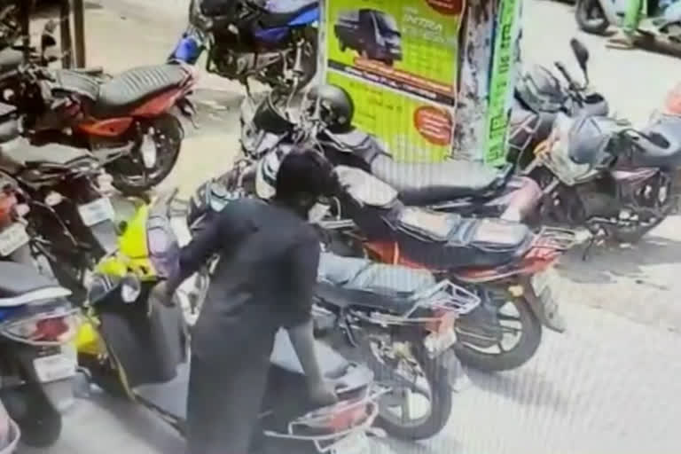 two wheeler theft cctv footage in kanchipuram
