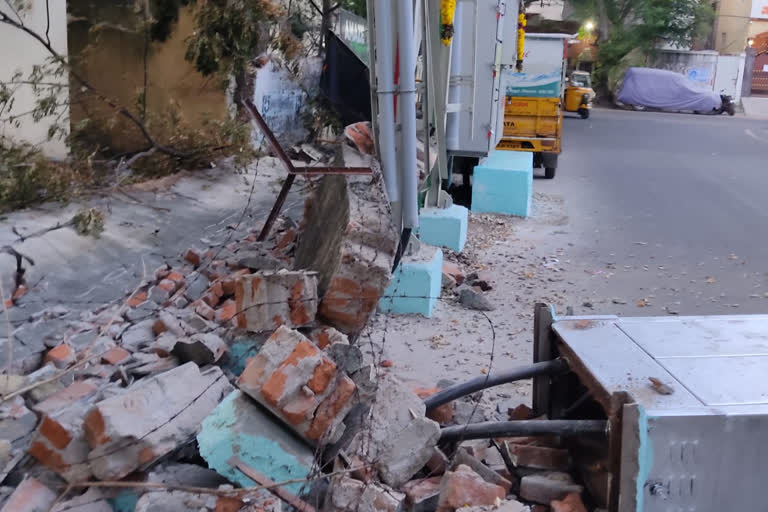 government school wall collapsed