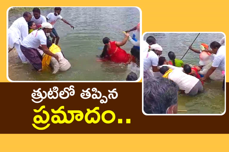 jagityal-municipal-chairperson-shravani-fell-in-the-pond-in-ganesh-immersion-time