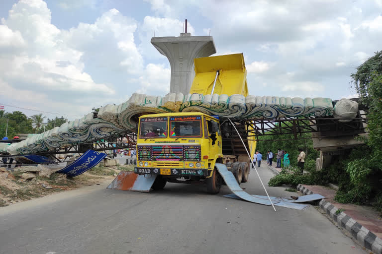 Due lorry driver mistake ttd welcome arch collapsed in tirupathi