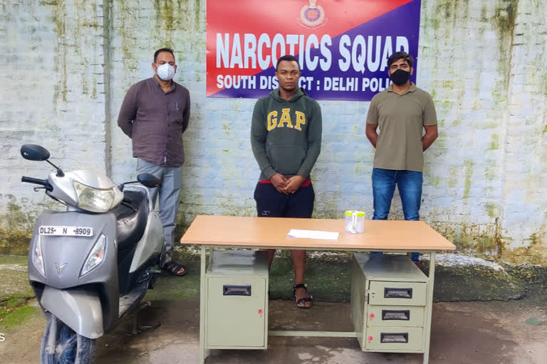 narcotis team arrested drugs smuggler in delhi