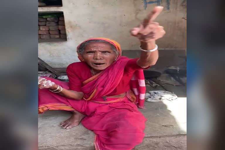 old-woman-refuse-to-vaccination-in-raichur