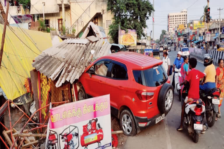 கோயிலுக்குள் புகுந்த கார்