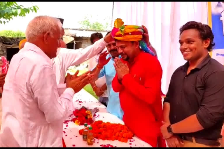 Sanjeev Jha reached Jhadoda ward of Burari