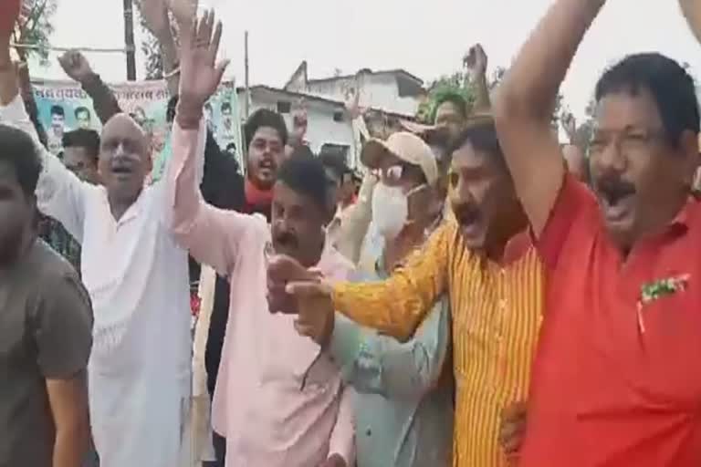 BJP's strong demonstration on bad roads in Mungeli, trying to burn the effigy of PWD minister