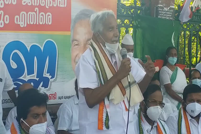 Oommen Chandy  Fuel price hike  ഇന്ധന വിലവർധന  കേന്ദ്ര സംസ്ഥാന സർക്കാരുകൾ  സംസ്ഥാന സർക്കാര്‍  Oommen Chandy against central and kerala govt