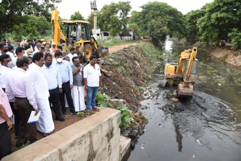 கால்வாய் தூர்வாரும் பணி