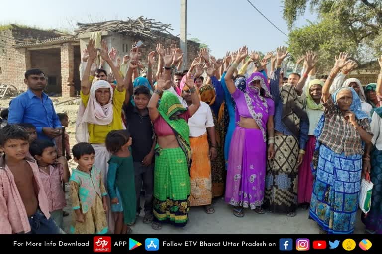 women-protest-against-illegal-liquor-in-amroha