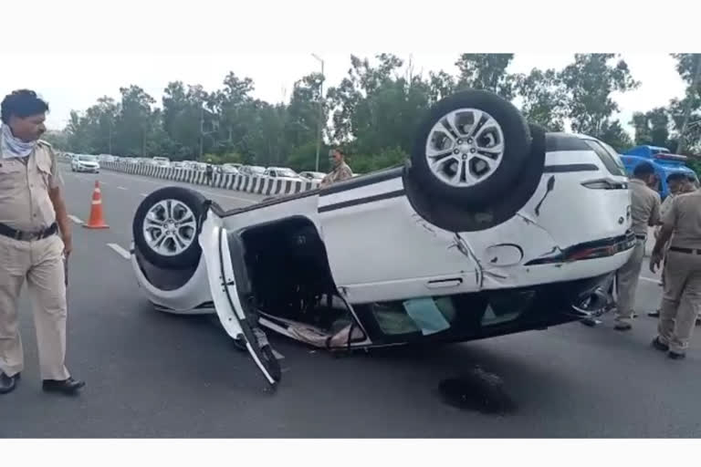 Range Rover car overturned on expressway in delhi