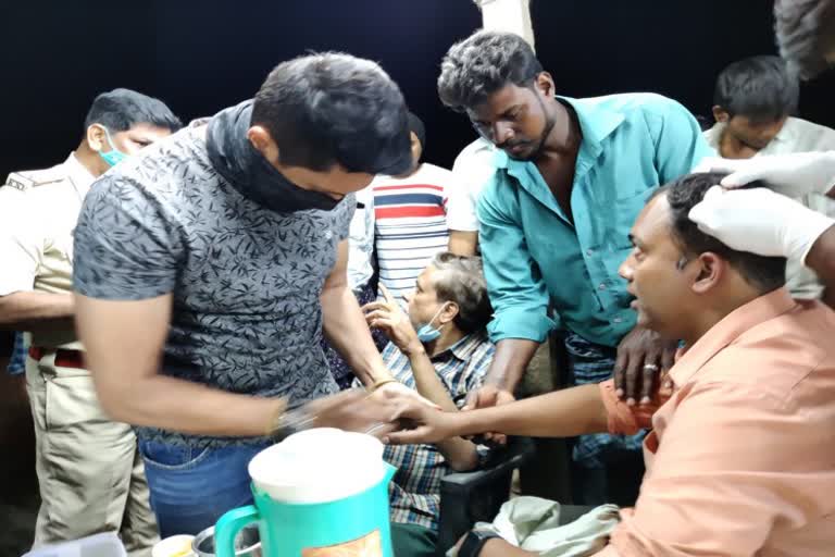 Actor Ajay Rao give basic treatment for those who injured in road accident