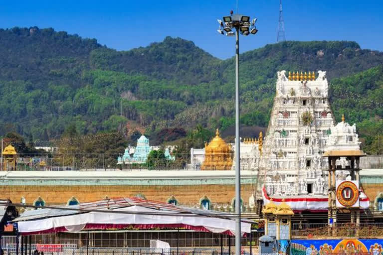 huge-number-of-devotees-wait-in-line-to-get-free-tokens-in-tirumala