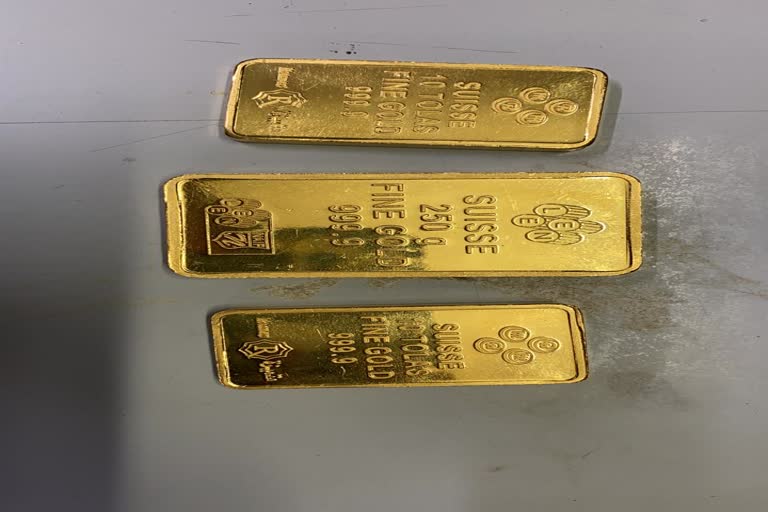 two-arrested-and-worth-of-20-lakh-gold-recovered-from-delhi-airport