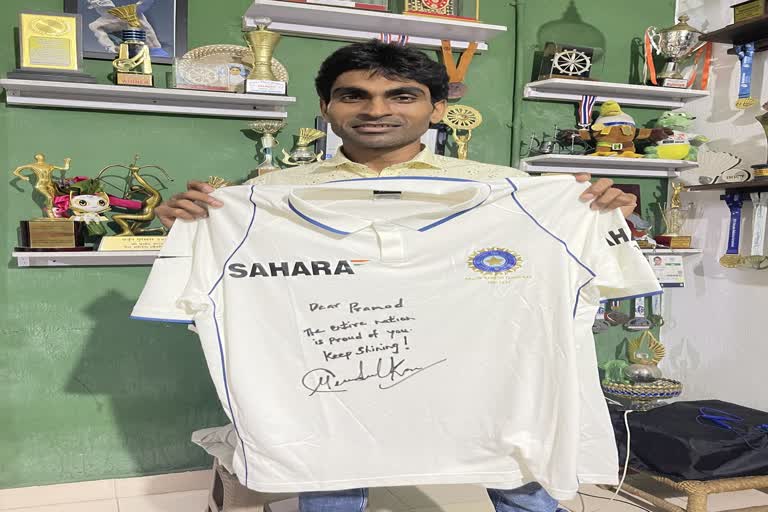 Sachin Tendulkar gifts his 200th Test jersey to Pramod Bhagat