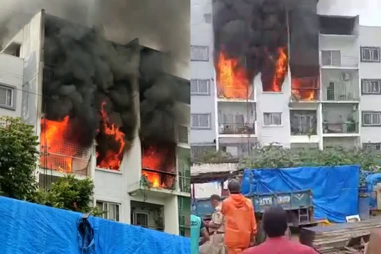 Massive Fire broke out at an apartment in Bengaluru. Two died  Trapped woman died alive video viral  ബെംഗളുരുവിൽ അപ്പാർട്ട്മെന്‍റിൽ തീപിടിത്തം  കൊല്ലപ്പെട്ടു  തീപിടിത്തം  അപ്പാർട്ട്മെന്‍റിൽ തീപിടിത്തം  ബെംഗളുരു  Massive Fire  Bengaluru  ഫയർ എഞ്ചിൻ