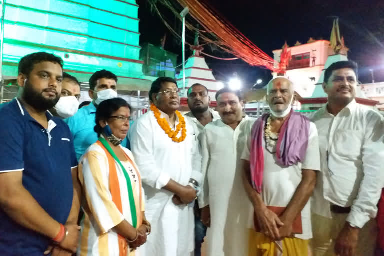 Dr. Rameshwar Oraon reached Basukinath Dham temple