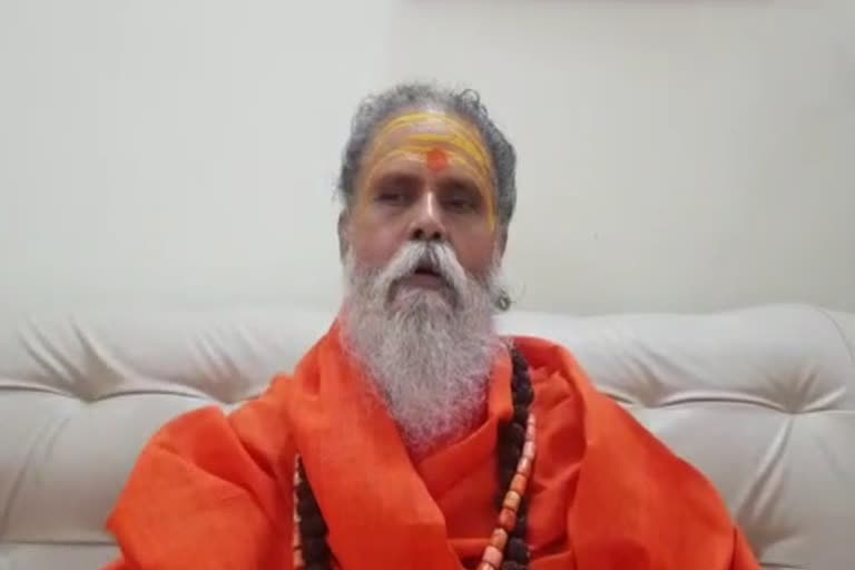 Who will head the Akhil Bharatiya Akhara Parishad after Giri's death