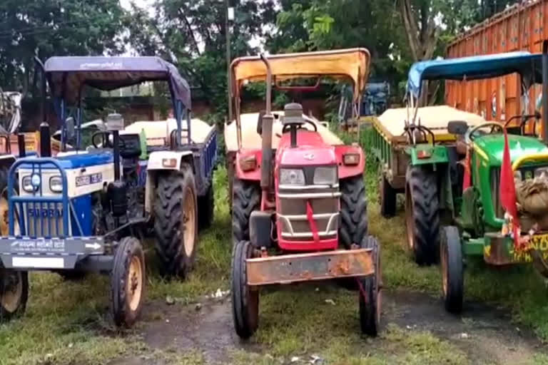 8-tractors-carrying-illegal-sand-seized-in-dhanbad