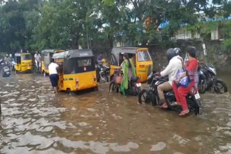 சாலையில் தேங்கிய மழை நீர்