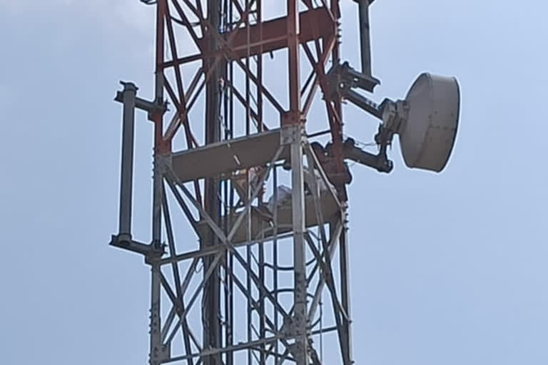 मोबाइल टावर पर बीजेपी नेता