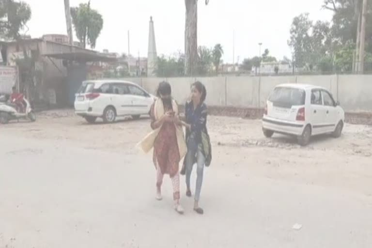 SEEING HUSBANDS GIRLFRIEND WIFE GOT ANGRY DRAGGED HER TO POLICE THANA IN VRINDAVAN MATHURA