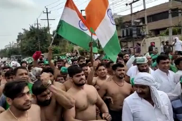 Farmers protest half-naked on Noida Authority