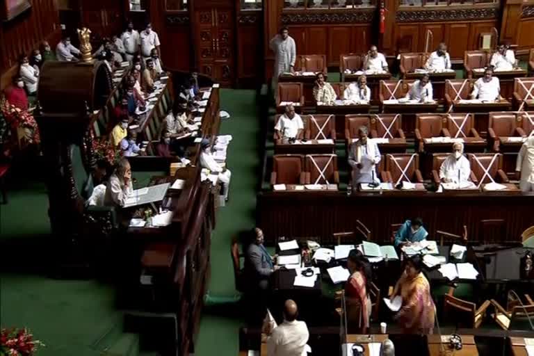 Government and opposition party congress talking war in assembly session