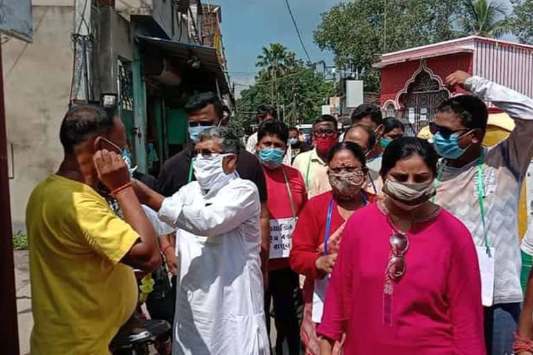 chinsurah-mla-asit-majumdar-going-to-beat-a-person-for-refused-to-wear-mask-in-hooghly
